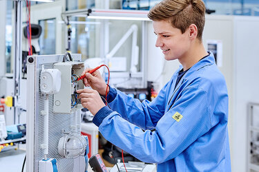 Elektroniker für Betriebstechnik am durchmessen