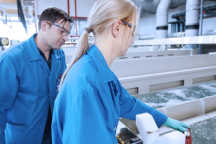 zwei Personen arbeiten am Tauchbecken